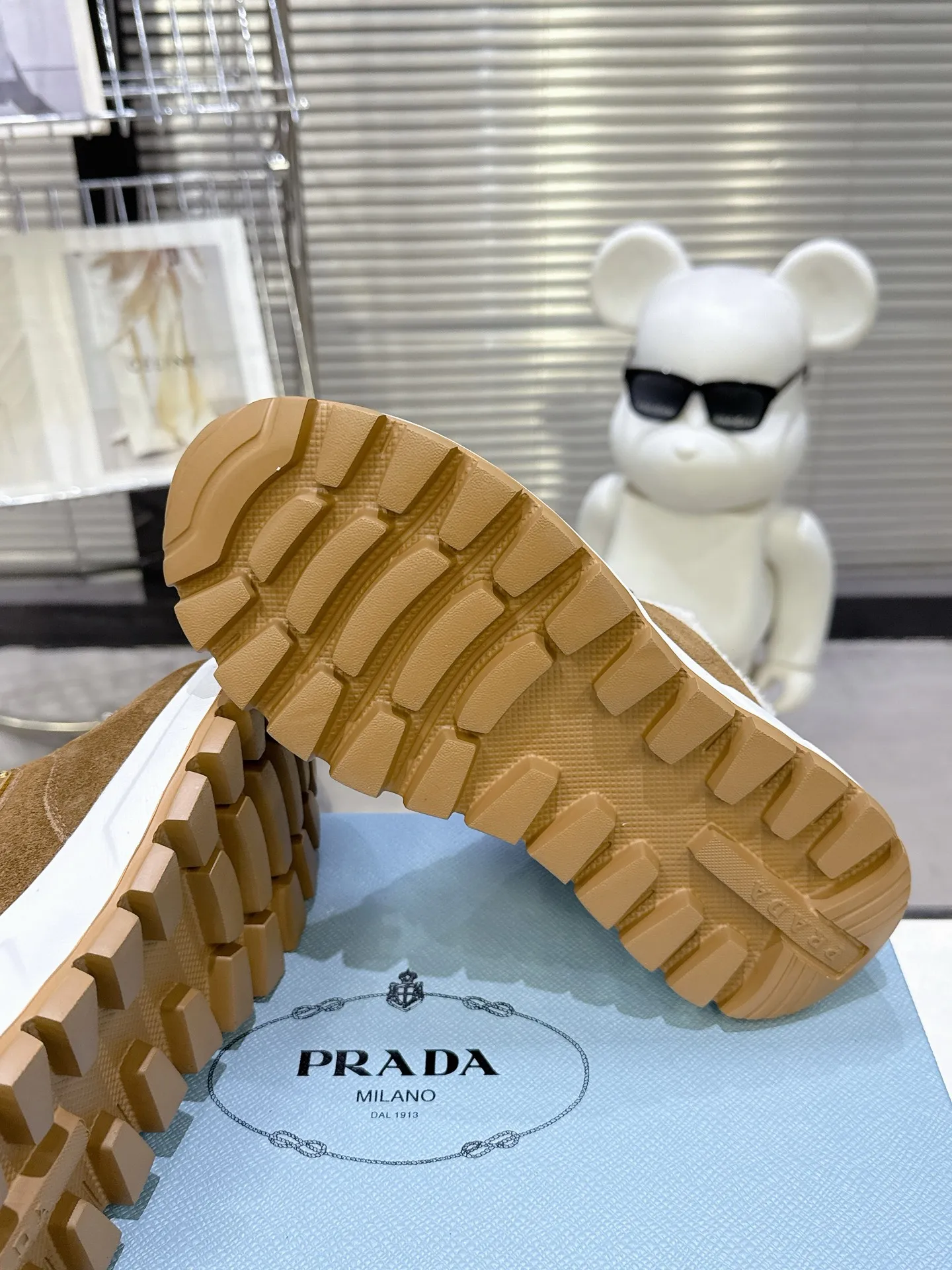 👟👟Ex-factory price 600👟👟 PRADA ²⁰²5 𝐬𝐬Prada’s new product comes with strength! ❣️Many Internet celebrities have the same style, fashionable and versatile nice items, original shoes are developed and purchased from Italian counters, and are reproduced 1:1 according to the original taste. This year’s theme is not to be defined, embodying texture through simplicity💛From thick-soled sneakers to zigzag short boots to 2025 flat shoes, everything reveals a sure-fire momentum... It combines gentleness and handsomeness, the finishing touch for women❤️ Wear-resistant and ultra-light two-color outsole. ⚛Size: Women's 35-40 ⚛Size: Men's 39-45 Original packaging accessories. ⚛